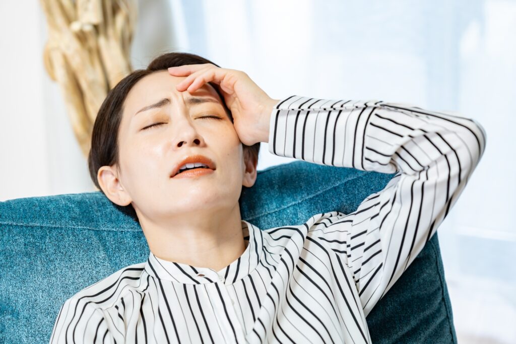 体調が悪い女性