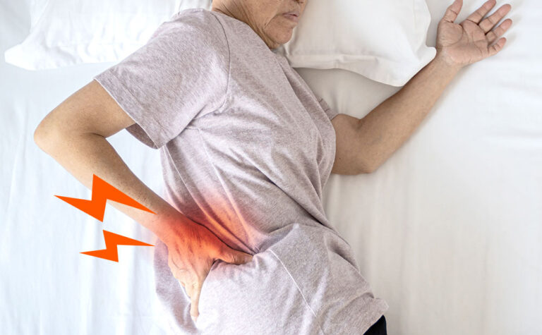 【寝返り難民】寝返りが少ないと腰を痛める？寝返りをしやすくする方法